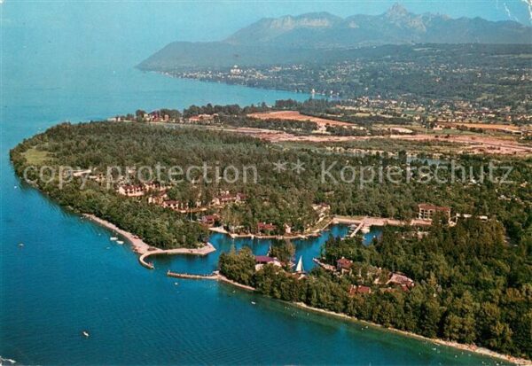 Port Ripaille sur la rive du Leman au fond les Mémise