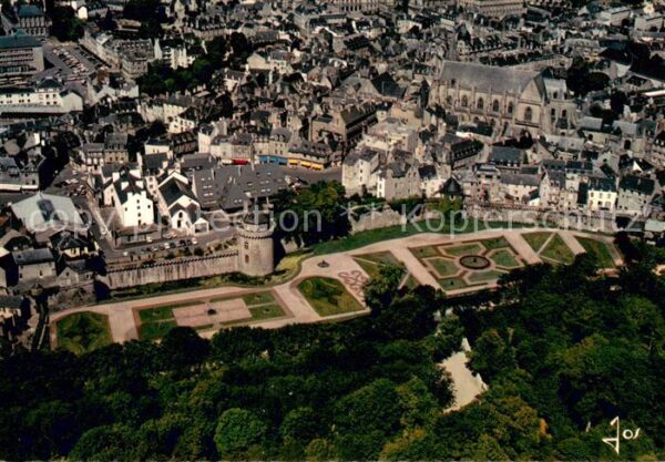 Vannes 56 Les jardins devant les remparts vue aér