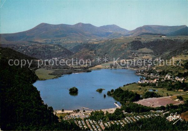 Lac Chambon La plage Camping et au fond la chaîne d