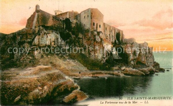 Ile Sainte-Marguerite La Forteresse vue de la Mer