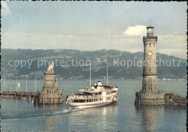 Lindau Bodensee Hafeneinfahrt mit Fähre und Blick auf B