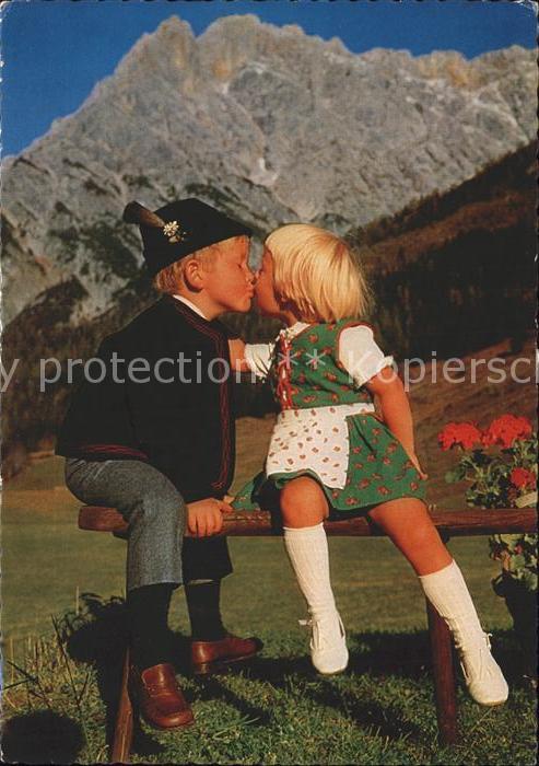 Trachten Oesterreich Kinder Kuss