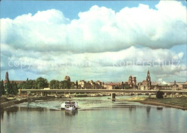 Dresden Blick von der Brücke der Einheit