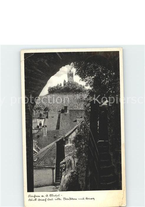 Cochem Mosel Blick durch das alte Nordtor mit Burg