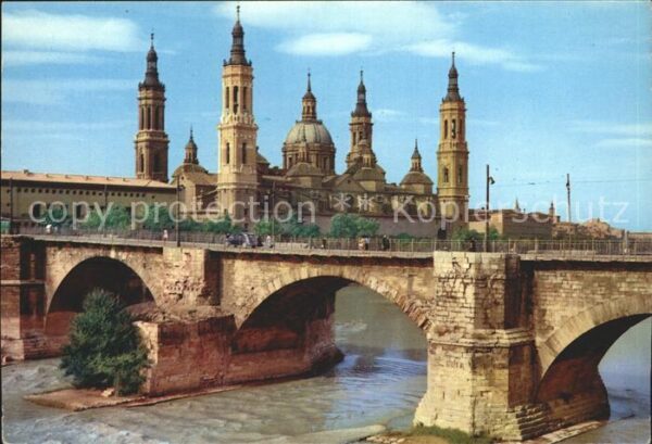 Zaragoza Saragossa Espana Basilica del Pilar y Puente de Piedra