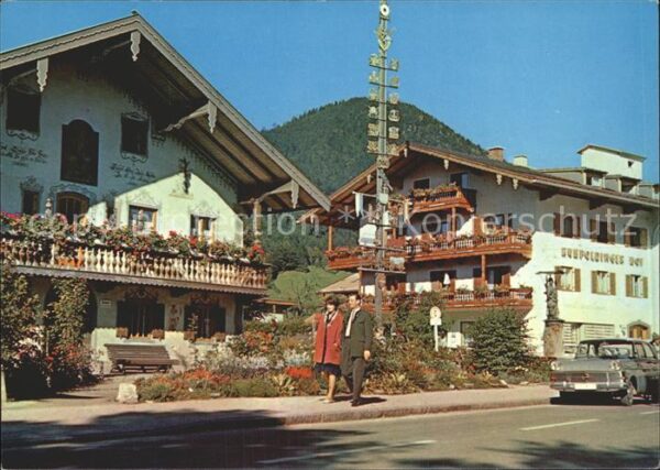 Ruhpolding Dorfplatz mit Maibaum