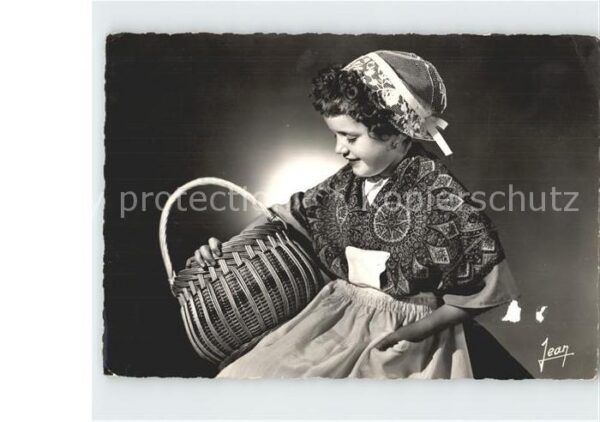 Trachten Frankreich Fillette en costume d_artisane Coiffe P