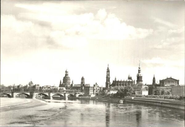 Dresden Altstädter Elbufer von der Marienbrücke