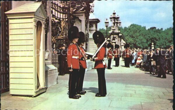 Leibgarde Wache Changing the Guard Buckingham Palace Lo
