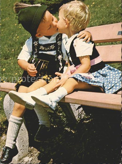 Trachten Bayern Kinder Kuss