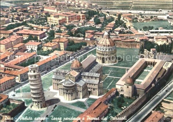 Pisa Schiefer Turm mit Kirche Fliegeraufnahm