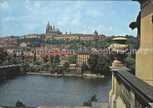 Praha Prahy Prague Moldau mit Burg