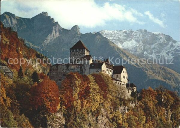 Vaduz Schloss mit Wappen Residenz des Fürsten