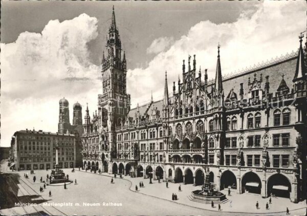 Muenchen Marienplatz mit neuem Rathaus