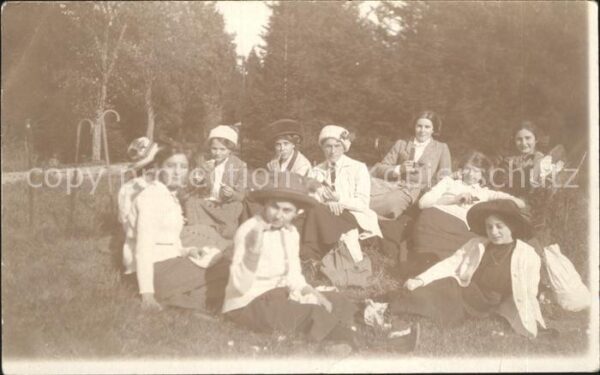 Hutmode Frauen Picknick Gruppenfoto Lausanne