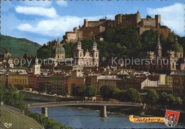 Salzburg Oesterreich Altstadt mit Salzach und Hohensalzburg