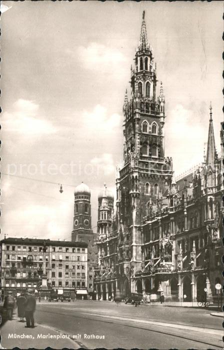 Muenchen Marienplatz mit Rathaus
