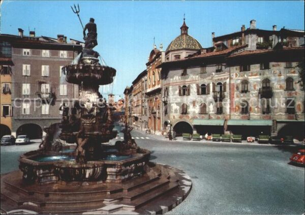 Trento Piazza Duomo Fontana del Nettuno Casa R