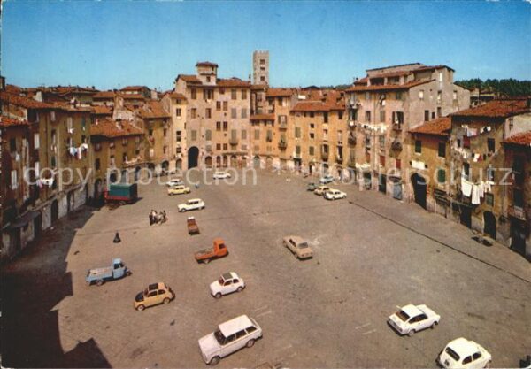 Lucca Piazza dell anfiteatro Amphitheaterplat