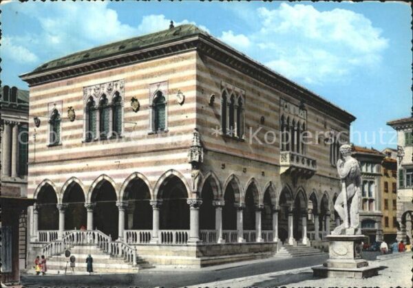 Udine Loggia del Lionello Säulengang Statue