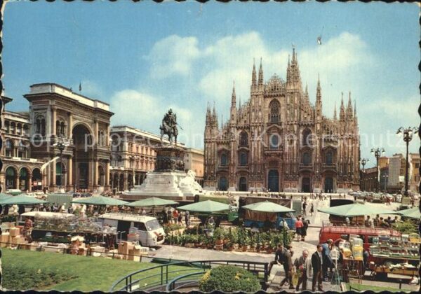Milano Piazza Duomo Mercato dei Fiori Monument