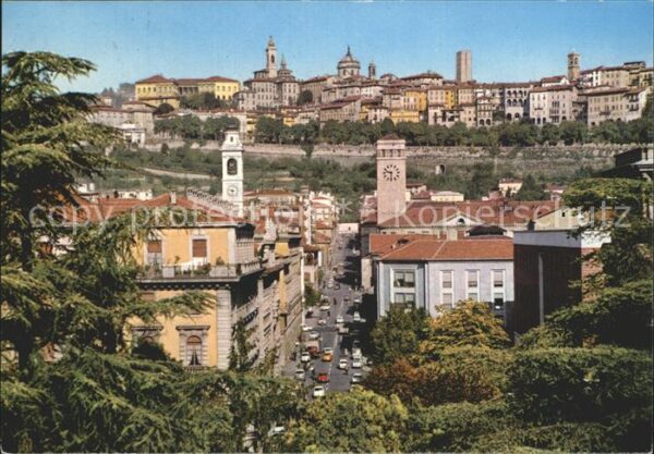 Bergamo Scorcio panoramico con citta alta Obers