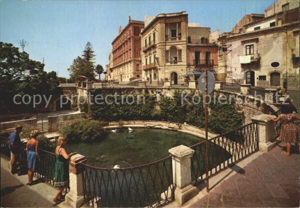 Siracusa Fontana Aretusa con i papiri Brunnen Pa