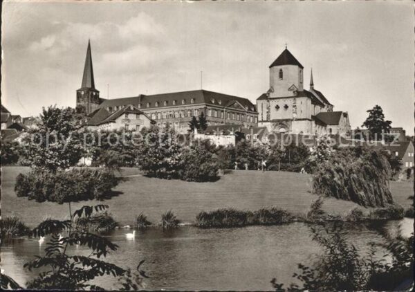 Moenchengladbach Münster mit Rathaus