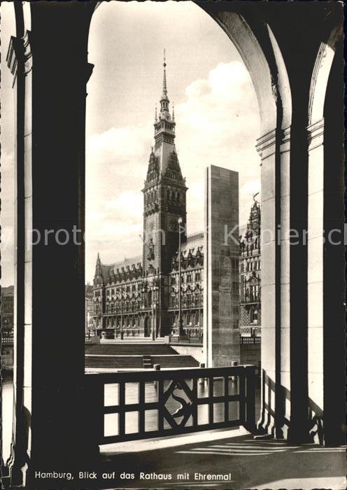 Hamburg Rathaus mit Ehrenmal