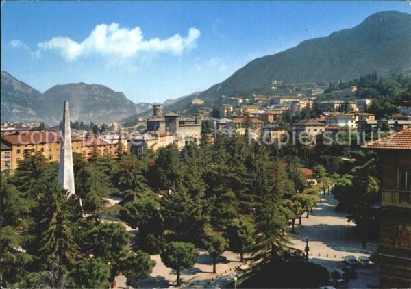 Trento Giardini di Piazza Venezia con Monument