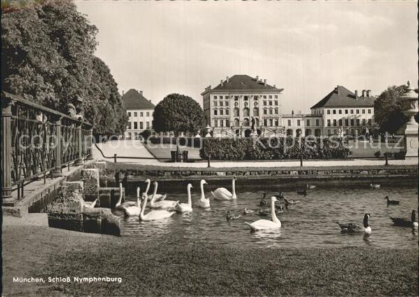Muenchen Schloss Numphenburg Schwanenteich