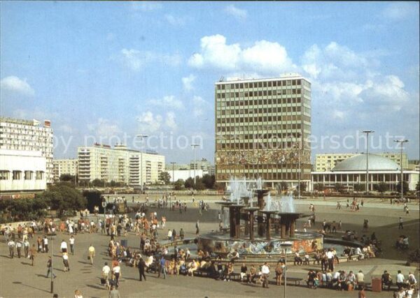Berlin Alexanderplatz Brunnen Hochhaus