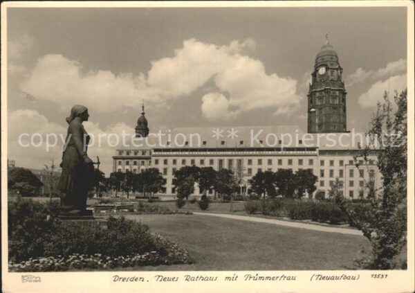 Dresden Neues Rathaus mit Denkmal der Trümmerfr