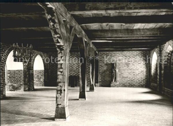 Wienhausen Kloster Halle mit Standbild der Stifter