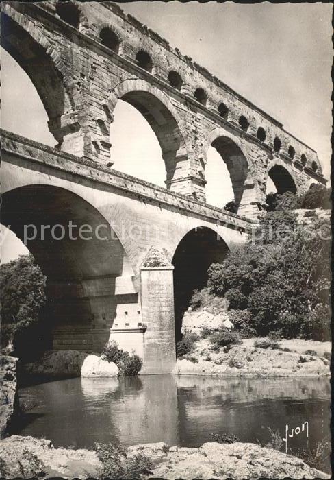 Bruecken Bridges Ponts Pont du Gard Aqueduc romain