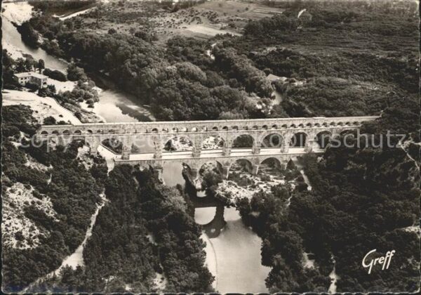 Bruecken Bridges Ponts Languedoc Pont du Gard Vue aerienne
