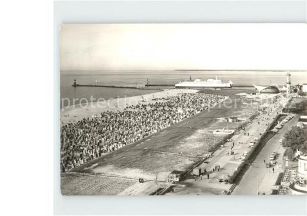 Warnemuende Ostseebad Blick vom Hotel Neptun auf Strand und L