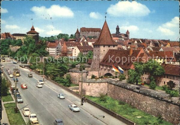 Nuernberg Westtorgraben Stadtmauer Blick zur Burg