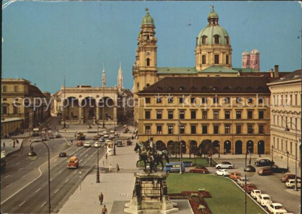 Muenchen Odeonsplatz Feldherrnhalle Theatinerkir
