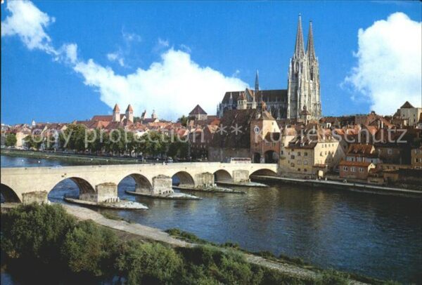 Regensburg Donau Steinerne Brücke mit Dom St Peter
