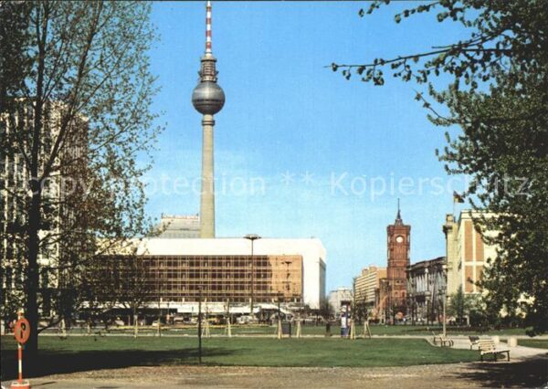 Berlin Palast der Republik und UKW Turm der DP