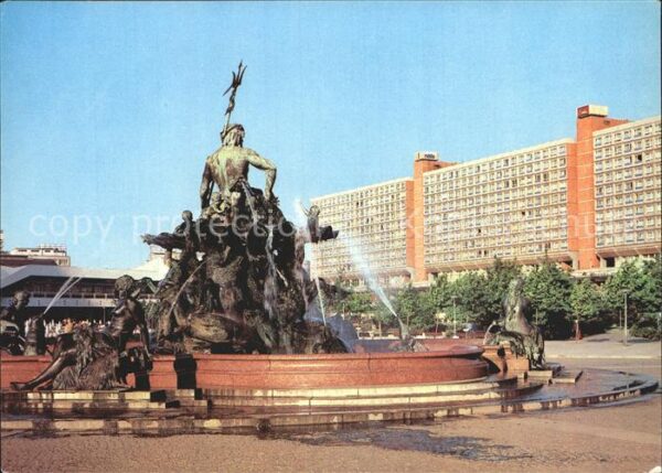 Berlin Neptunbrunnen mit Magistrale