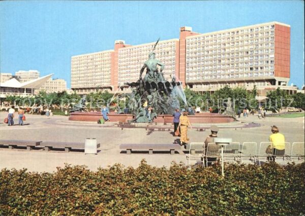 Berlin Neptunbrunnen und Rathauspassage