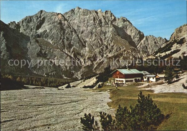 Wimbachgriess Huette mit Hochkalter Massiv Berchtesgadener A