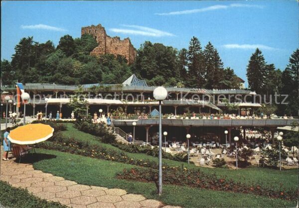 Badenweiler Kurmittelhaus mit Burgruine