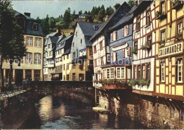 Monschau Alte Fachwerkhäuser an der Ruhr