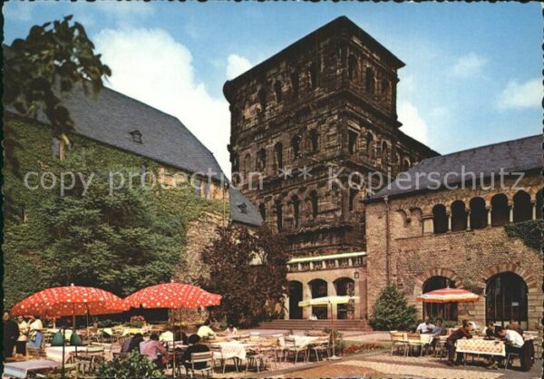 Trier Brunnenhof mit Porta Nigra und Simeonst