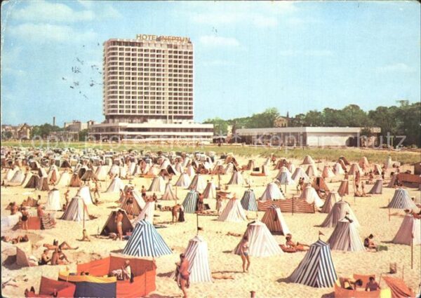 Warnemuende Ostseebad Strand mit Hotel Neptung