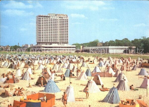 Warnemuende Ostseebad Strand mit Hotel Neptun