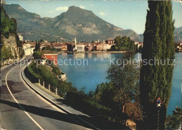 Lago di Garda Riva del Garda tra i cipressi
